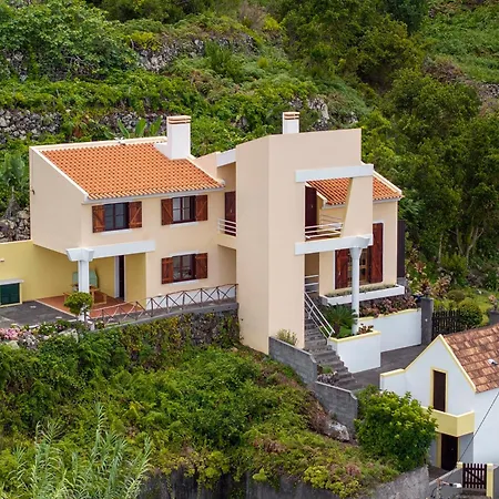 Casa Amarela Da Faja Da Areia By An Island *