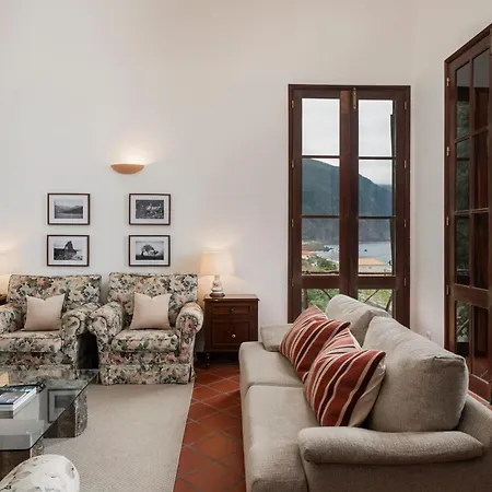 Casa Amarela Da Faja Da Areia By An Island