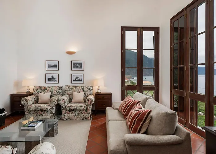 Casa Amarela Da Faja Da Areia By An Island